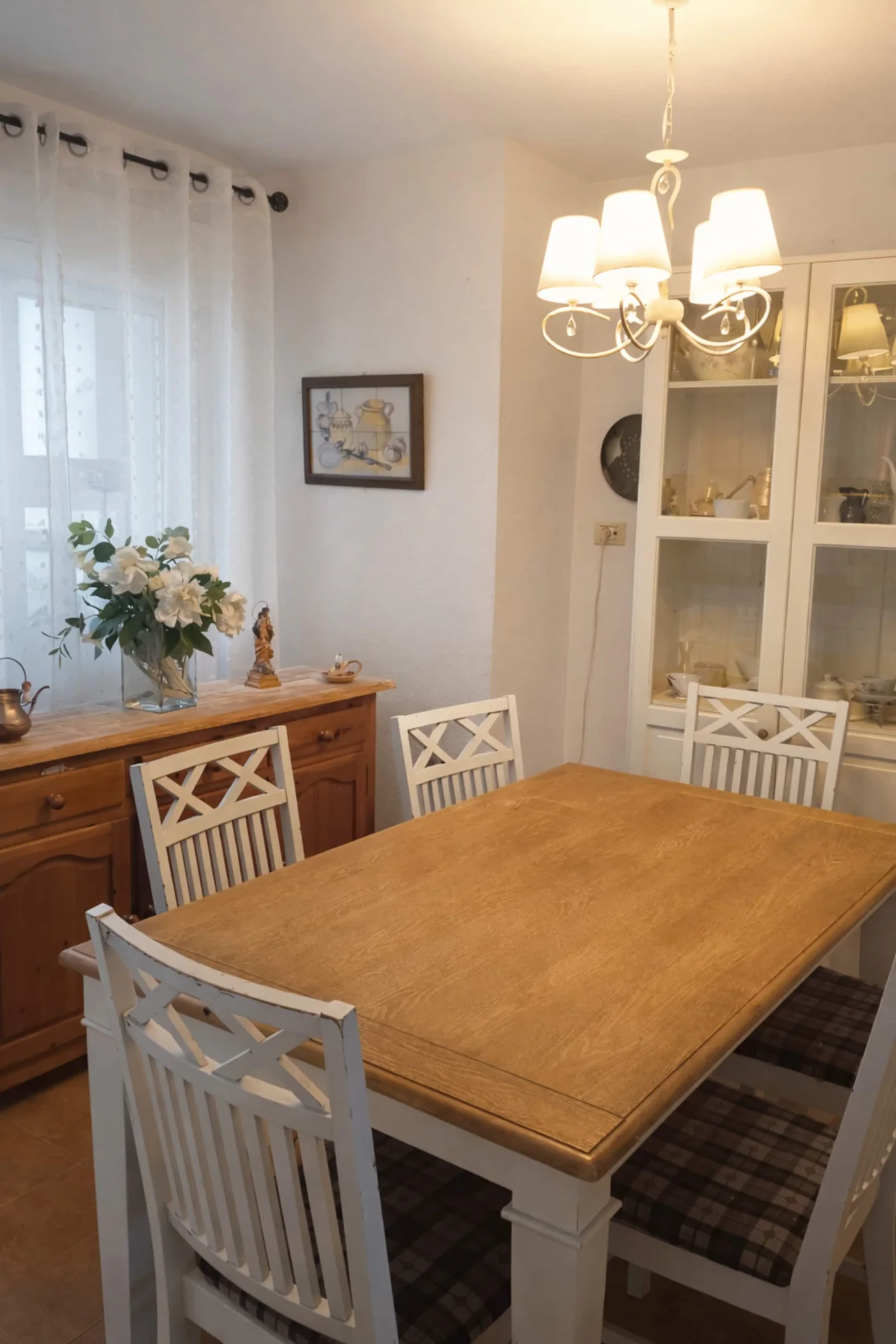 Aparador y mesa del comedor