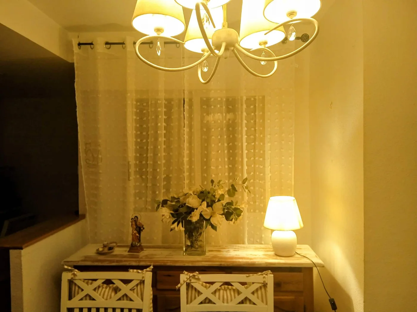 Comedor con mesa de madera