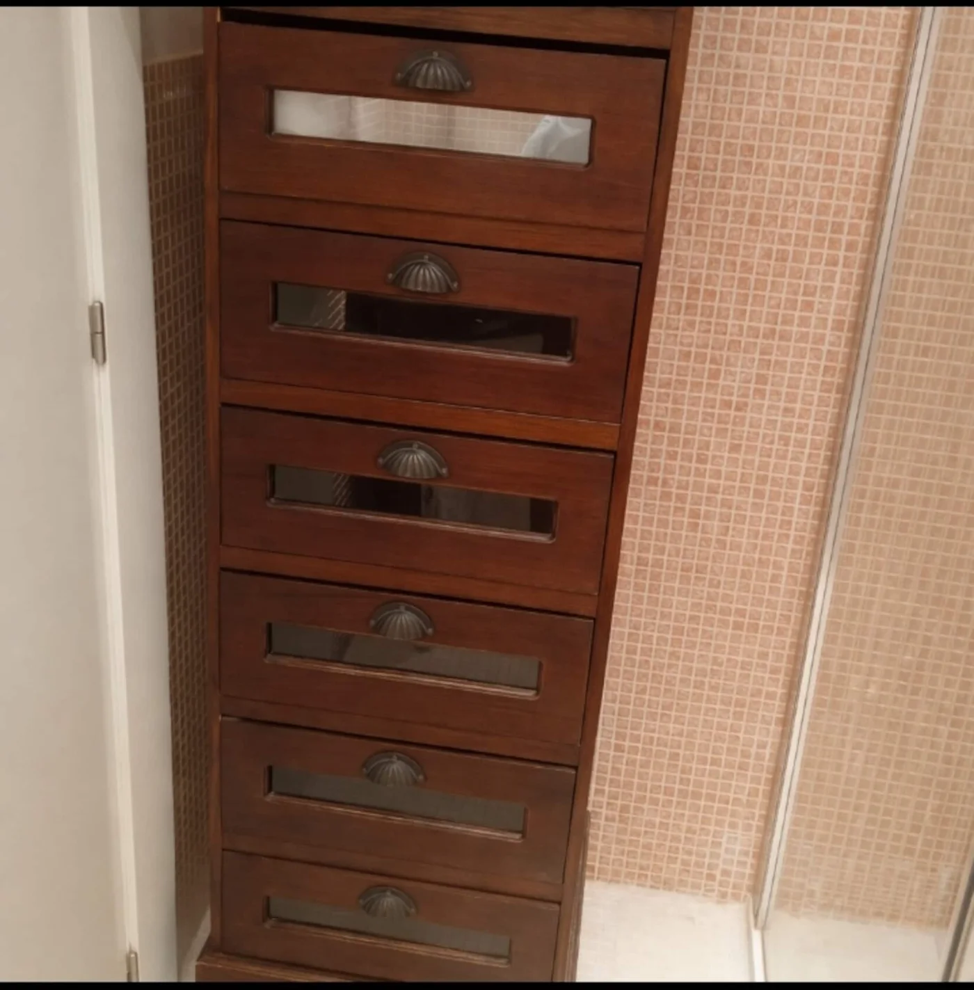 Cómoda de madera de la habitación