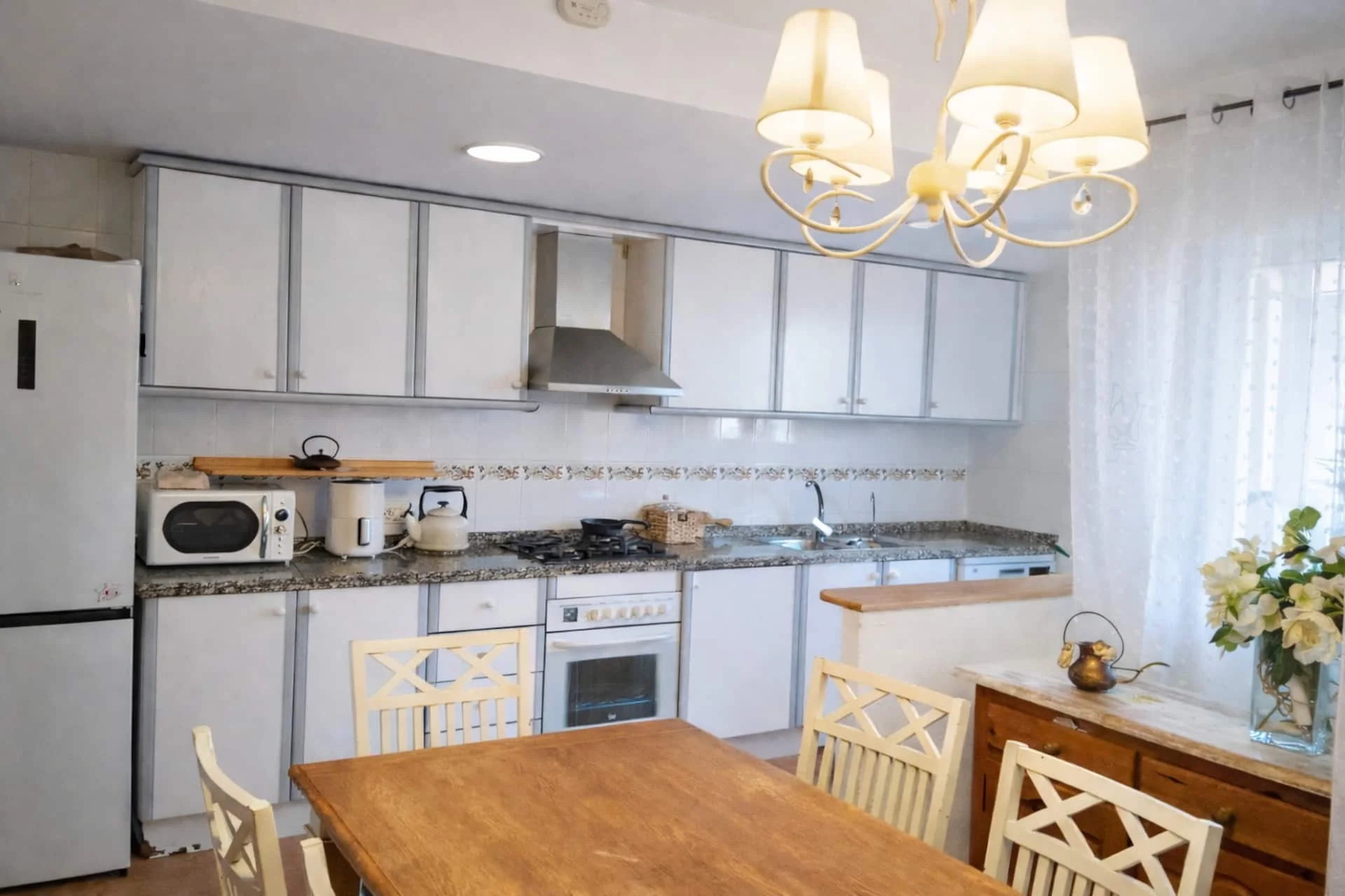 Cocina con microondas y mesa