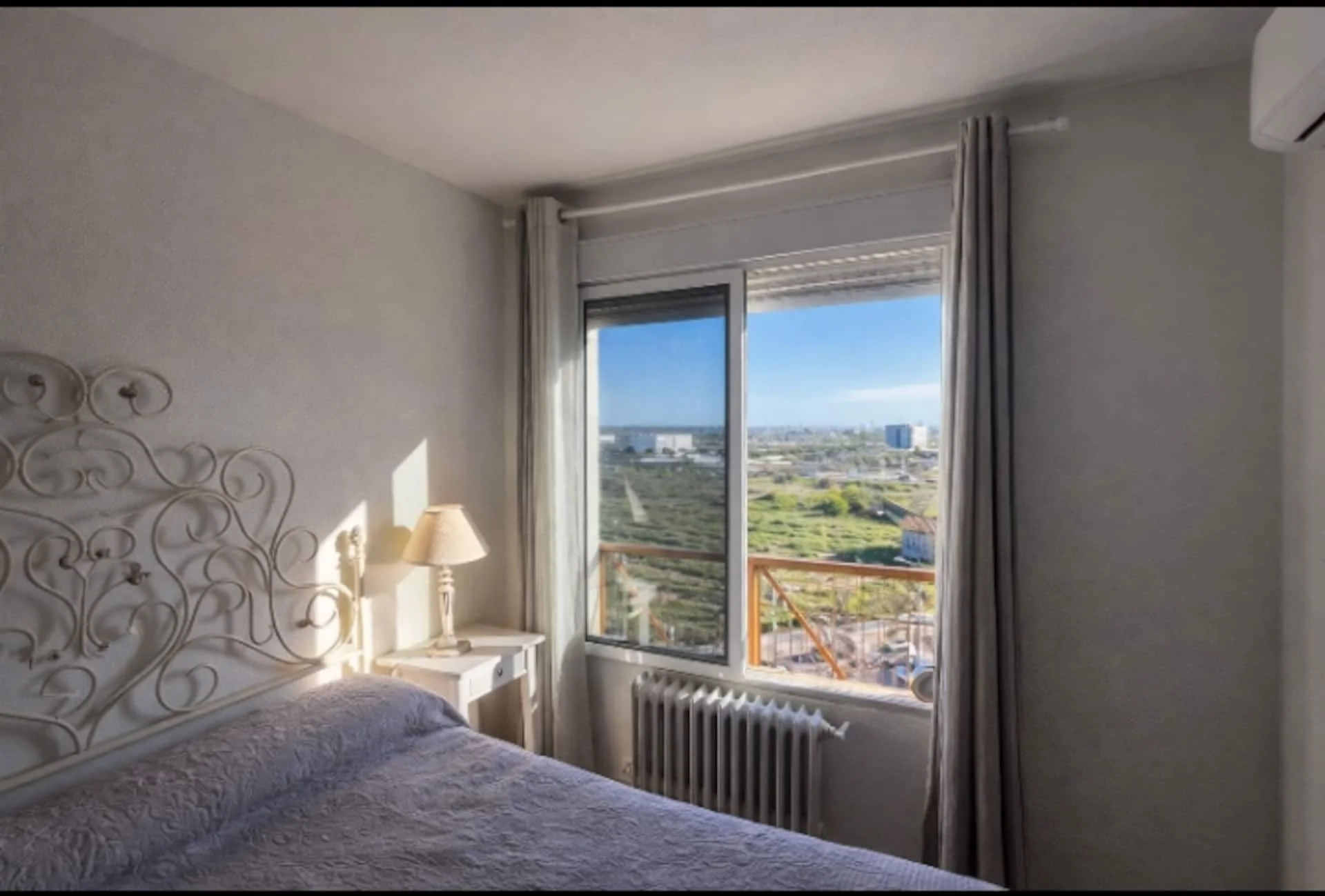 Habitación con cama de matrimonio y ventana al parque
