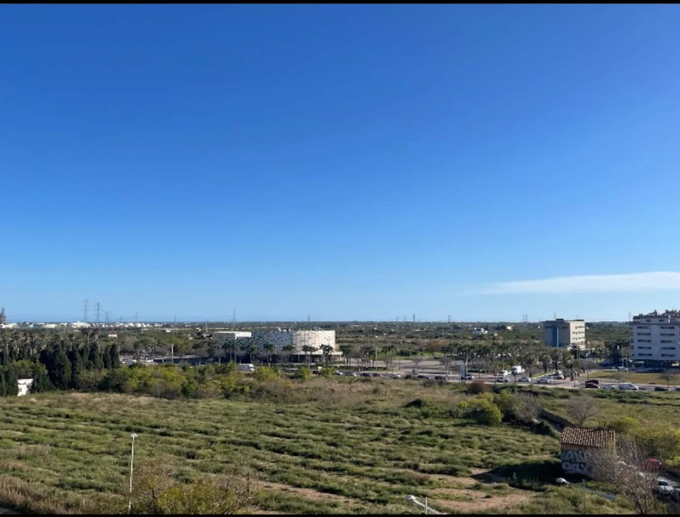 El campo y la ciudad al fondo
